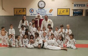 Le Père Noël rend visite au Baby-Judo