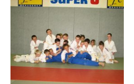 Franck terrassé par les Baby-judo !!