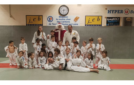 Le Père Noël rend visite au Baby-Judo